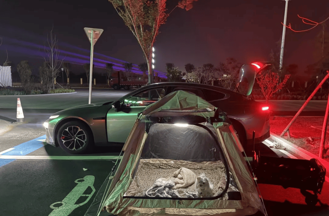 间年轻人旅行掀起“帐篷过夜”热潮AG真人网不住酒店住帐篷！国庆期(图2)